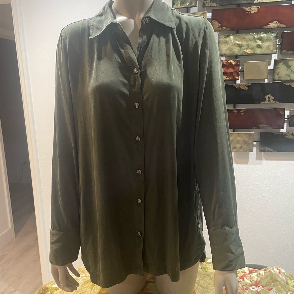 Chicos 01 (8-10) olive green button down blouse. EUC